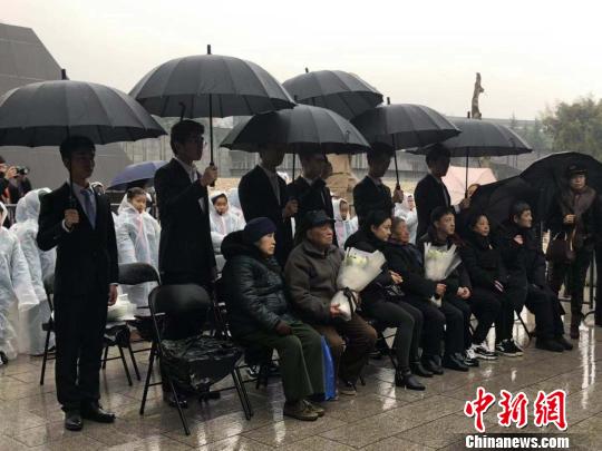 10日晨，南京大屠殺死難者家庭祭告活動在侵華日軍南京大屠殺遇難同胞紀(jì)念館舉行。　朱曉穎 攝