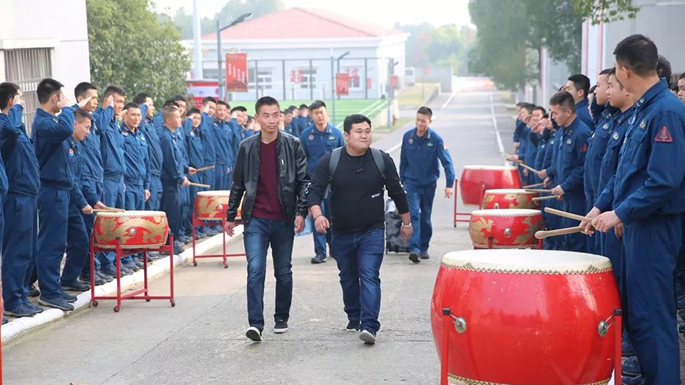 退役戰(zhàn)友：今天，一座城為你們送行
