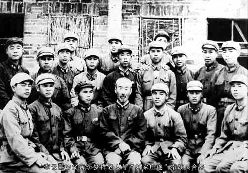 李云鵬犧牲后，其父親李夢祥(前排中間者)與“劉老莊”連指戰(zhàn)員合影