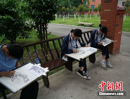 學(xué)生們在什邡市七一中學(xué)校園內(nèi)。中新網(wǎng)記者 宋宇晟 攝