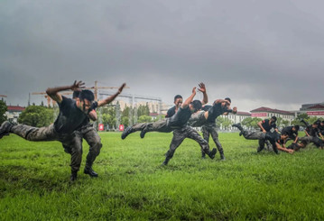 張張是大片！這場雨中練兵太酷了！
