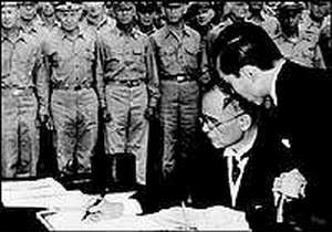日本政府代表重光葵簽字。