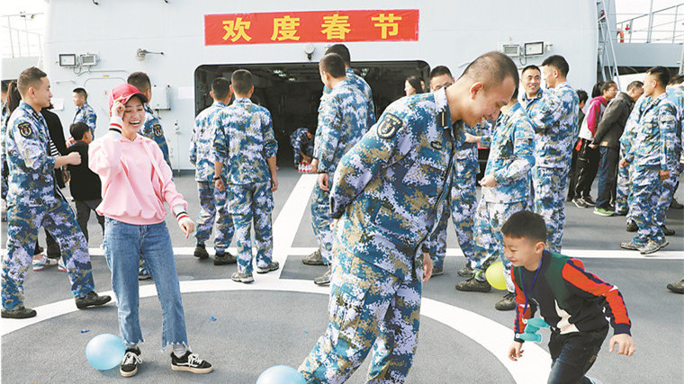 揣著溫情出征！南部戰(zhàn)區(qū)海軍某船提前過年，軍屬上船話團(tuán)圓