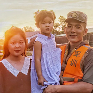 抗洪大堤上特殊的生日，軍嫂軍娃與兵哥哥同在！