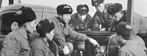 【百個(gè)瞬間說(shuō)百年】1963，“向雷鋒同志學(xué)習(xí)”