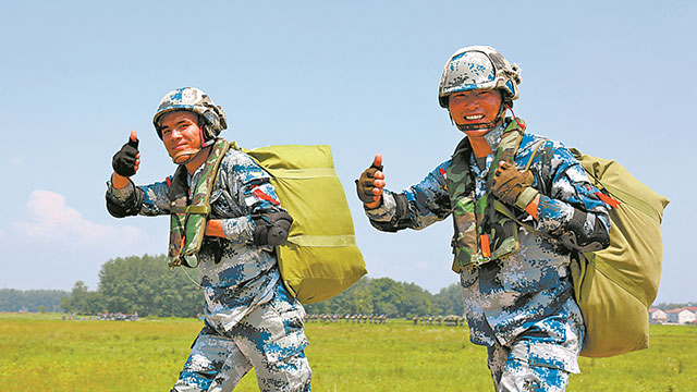 傘花綻放！空降兵某旅組織春季入伍新兵首次進(jìn)行跳傘訓(xùn)練