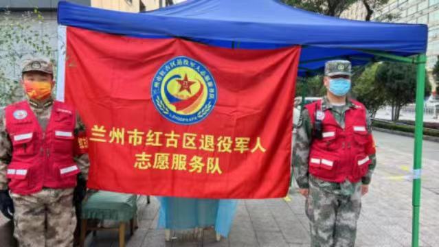 轉(zhuǎn)換戰(zhàn)場投入新戰(zhàn)“疫”，脫下軍裝還是“排頭兵”！