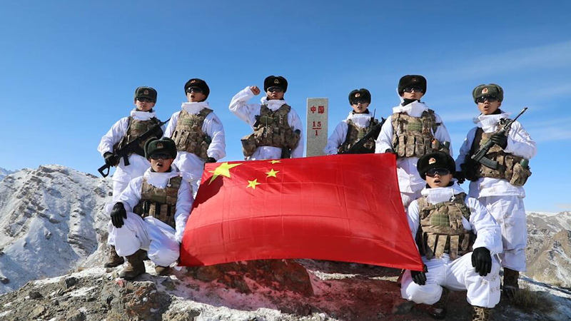新春走軍營丨中吉15號界碑前，新兵接過鋼槍！