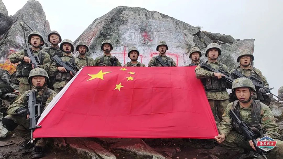 迎國(guó)慶，守平安！邊防官兵在巡邏戰(zhàn)位為祖國(guó)慶生