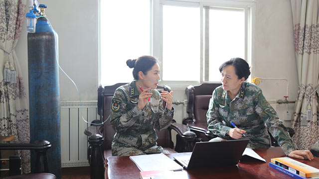 陸軍工程大學(xué)“星火”理論宣講服務(wù)政治教員群體成員黃貽蘇（左）、鮑永娟在海拔4000余米的高原邊防部隊(duì)宣講時(shí)吸氧備課