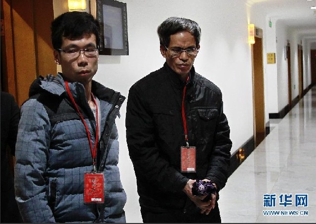 2月18日，被告人林森浩的父親林尊耀（右）在宣判結束后離開法院。