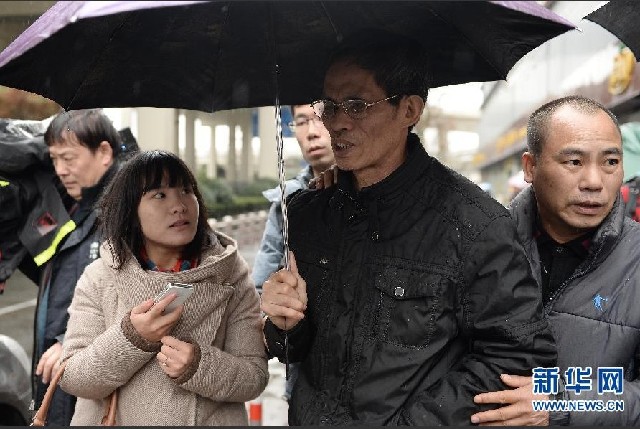 2月18日，被告人林森浩父親（右二）宣判后走出法院。