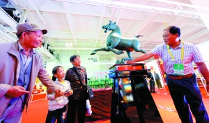 圖：在武威展廳內(nèi)，市民詳細(xì)了解銅奔馬的歷史。本報(bào)首席記者 裴強(qiáng) 攝