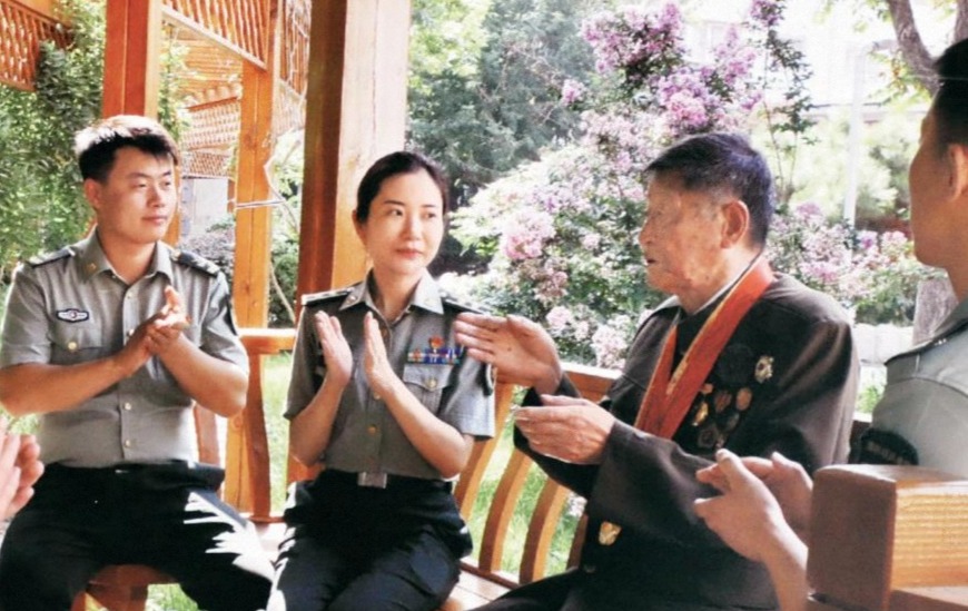 這是黃宗德（右二）在給青年官兵講述戰(zhàn)斗故事。2019年3月27日攝  王中旺攝
