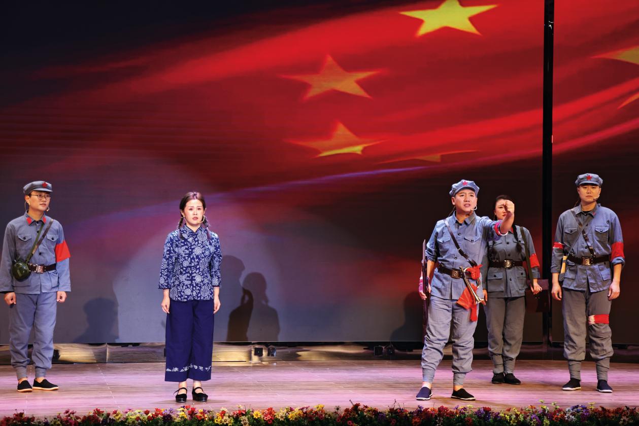梅里斯區(qū)人武部民兵文藝團(tuán)成員為民兵進(jìn)行紅色教育文藝匯演。尹龍泉攝