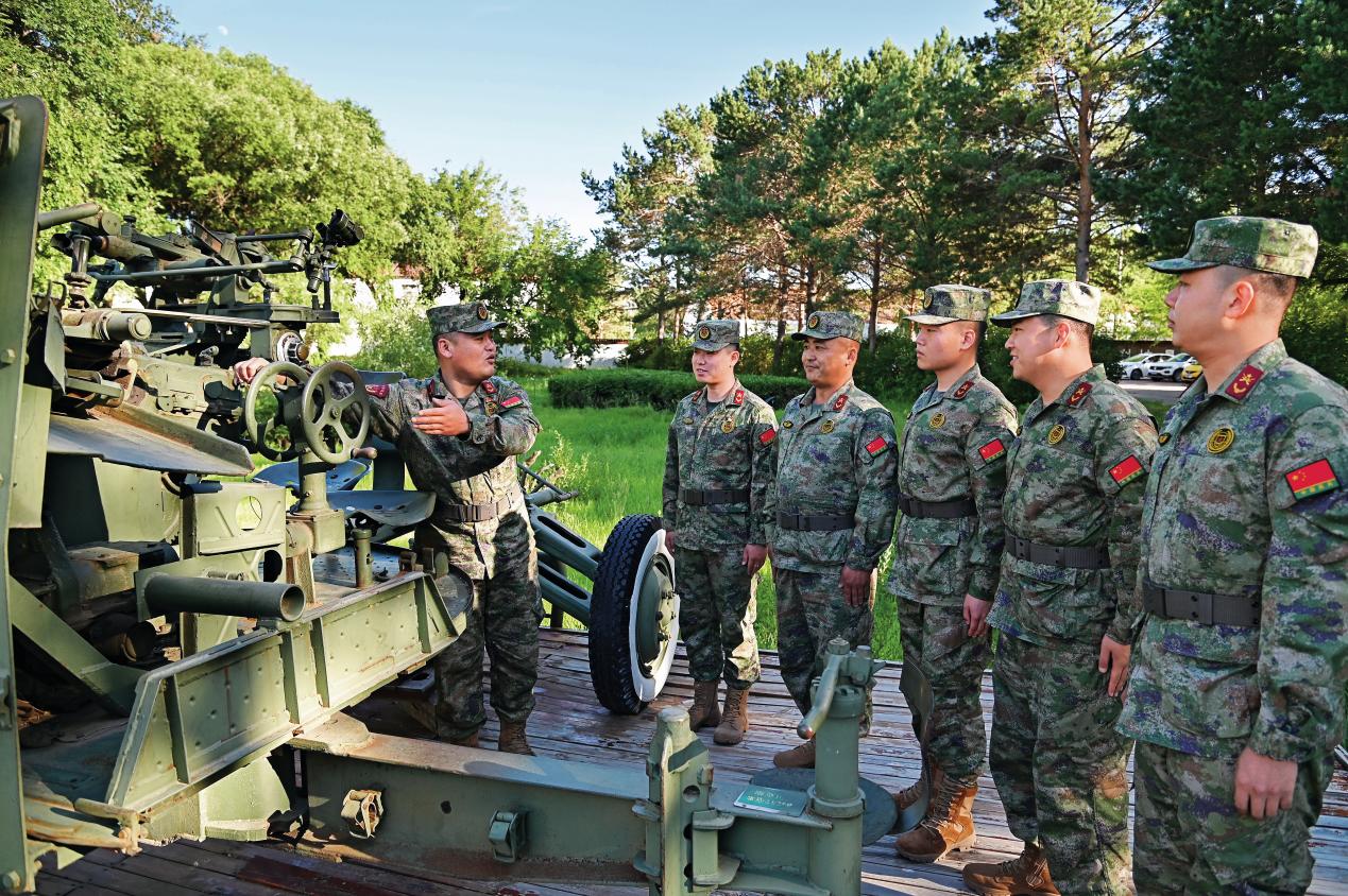 民兵教練員通過(guò)介紹武器裝備向民兵講解軍史。陳浩攝