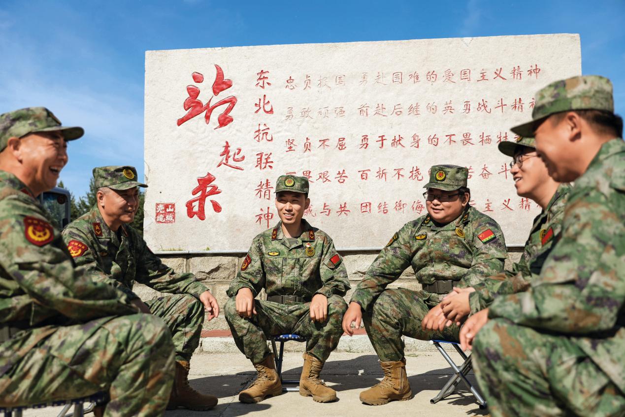 碾子山區(qū)人武部在民兵訓(xùn)練期間開(kāi)展民兵政治教育活動(dòng)。張豐山攝