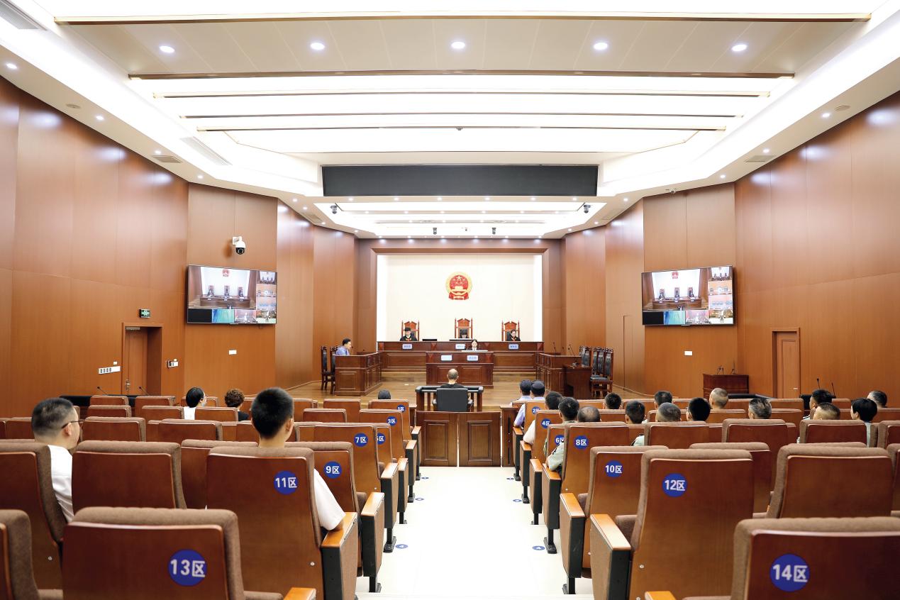 7月10日，浙江省云和縣人武部開展“以案說紀(jì)、以案示警”黨紀(jì)學(xué)習(xí)教育活動(dòng),組織部機(jī)關(guān)人員赴云和縣人民法院觀摩庭審現(xiàn)場（李慧攝）