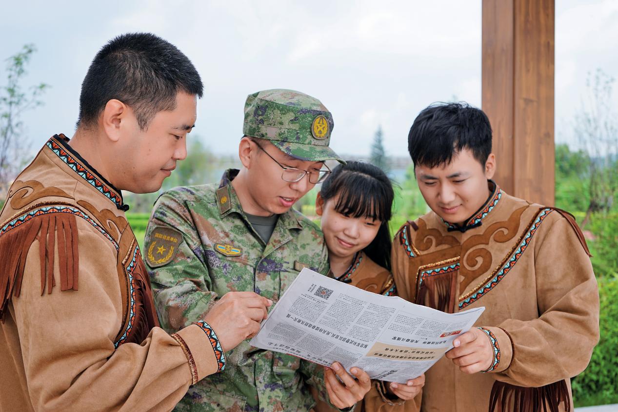 黑龍江省塔河縣鄂倫春族民兵分組學(xué)習(xí)會(huì)議精神  婁陽(yáng)  攝