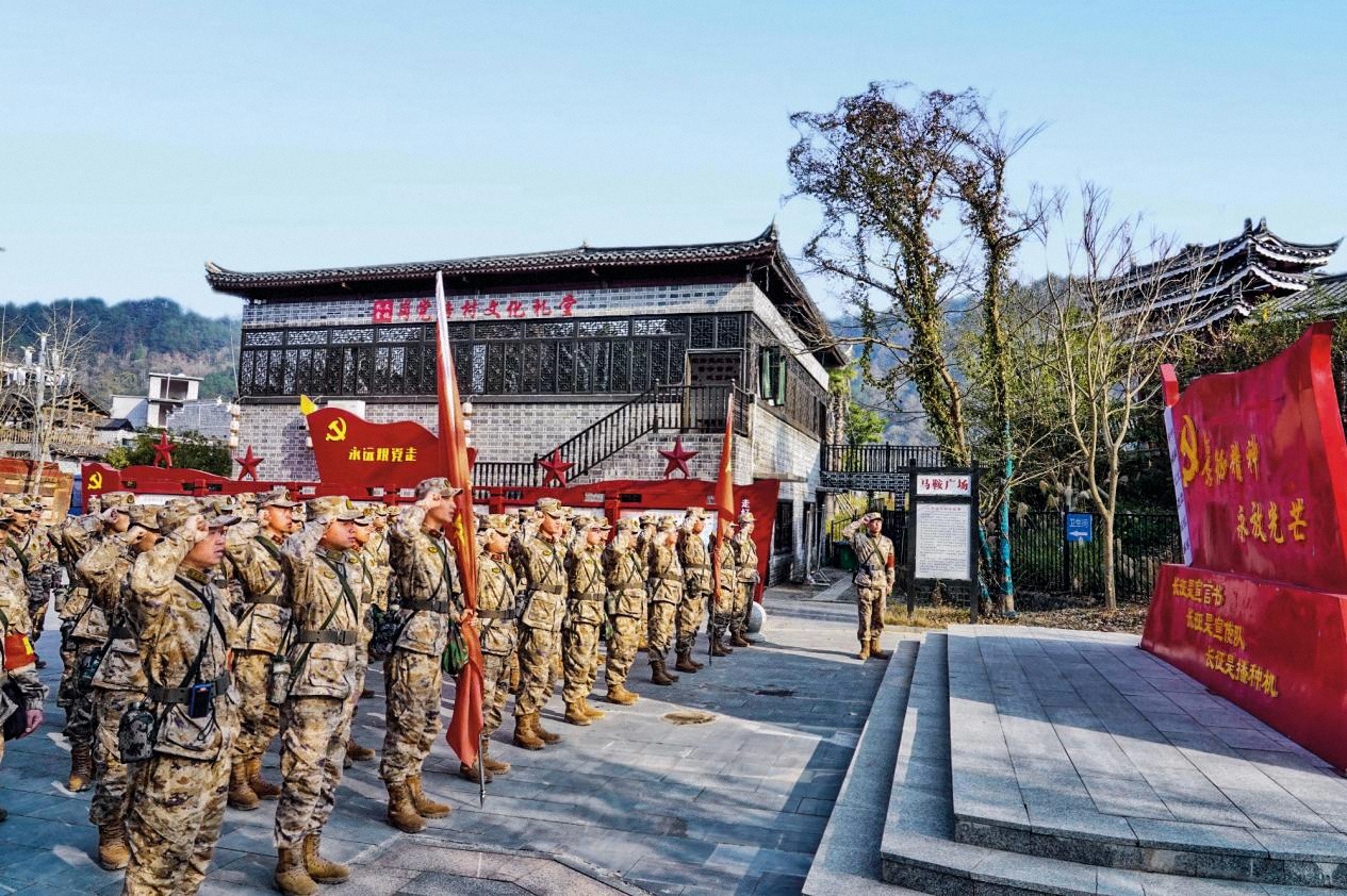貴州省臺(tái)江縣人武部組織官兵、文職人員和民兵到轄區(qū)紅色場(chǎng)館開(kāi)展重溫入黨誓詞活動(dòng)。田茹瑛 攝