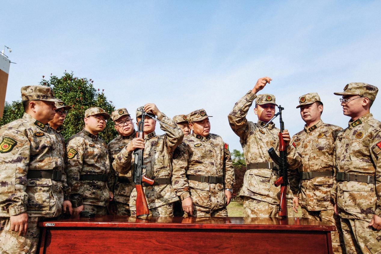 淮北軍分區(qū)組織專武干部和新任職政治教導(dǎo)員集訓(xùn)。（攝影 郭林）