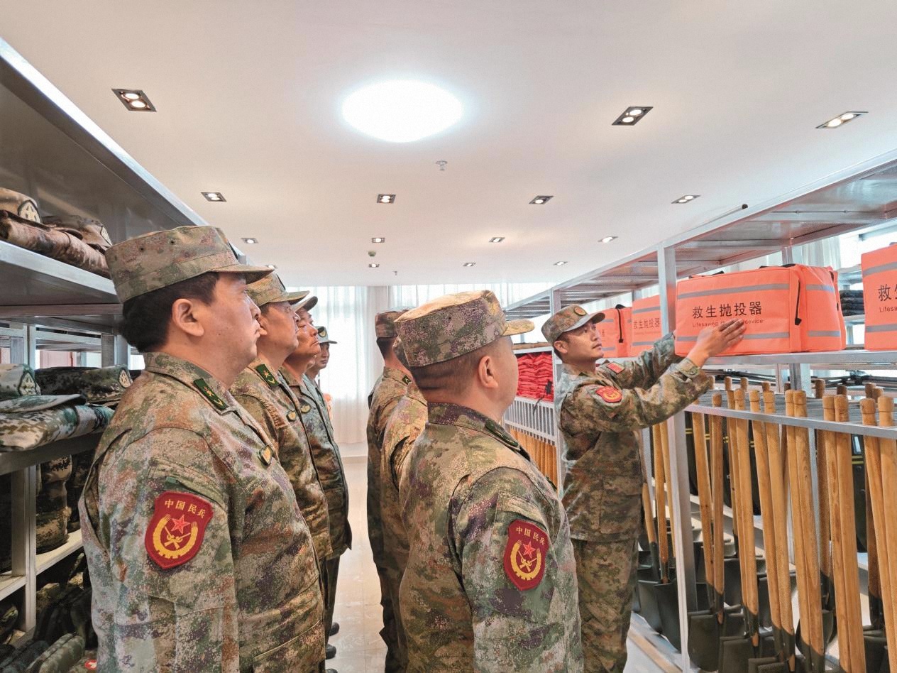 江蘇省東臺市人武部堅持以“評星掛牌”活動為牽引，組織專武干部前往基層武裝部正規(guī)化建設(shè)達標試點單位觀摩見學。（張進春）