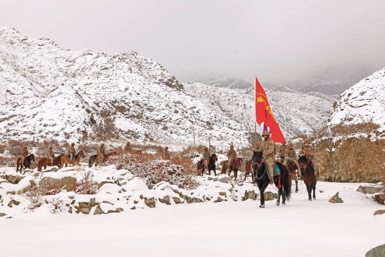 圖6-4為：民兵騎兵連在蜿蜒的山區(qū)里巡邏執(zhí)勤，確保防區(qū)安全穩(wěn)定。
