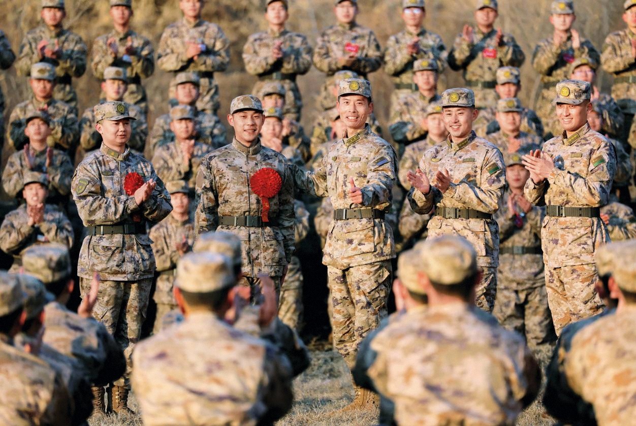 1.參訓文職人員和新兵利用訓練間隙組織小比武小競賽，為成績優(yōu)異者佩戴紅花，激勵練兵備戰(zhàn)的熱情。