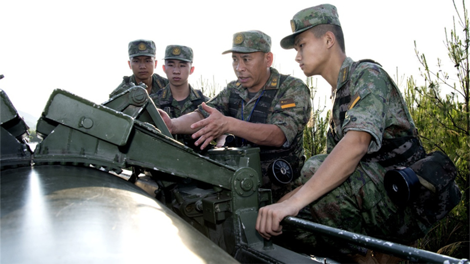 了不起的中國(guó)軍人丨二十大代表何賢達(dá)：“永遠(yuǎn)不滿足于現(xiàn)狀，永遠(yuǎn)向遠(yuǎn)處看”