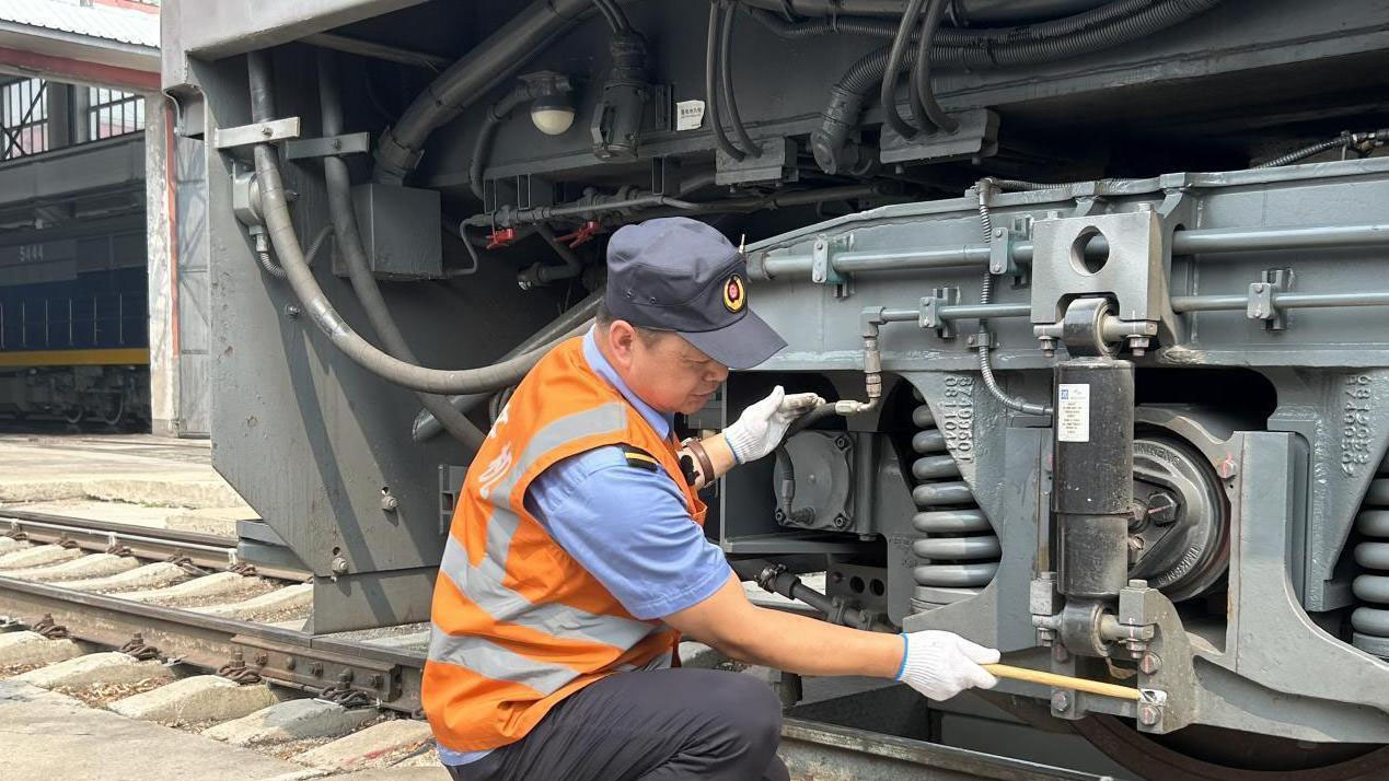 出境火車司機(jī)張曉軍：牽引中歐班列奔赴山海 見證國際運(yùn)輸發(fā)展繁榮