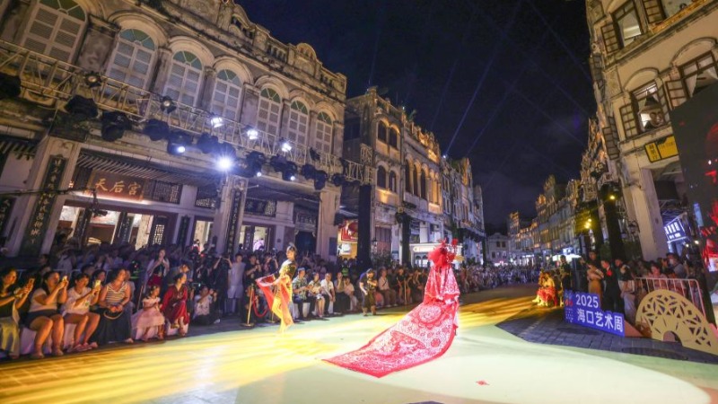 海口：非遺走秀“點(diǎn)靚”騎樓老街