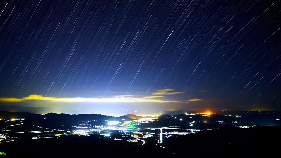 云南騰沖：延時(shí)星空上演秋日浪漫