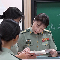 三尺講臺播火種 三十年堅守育軍魂