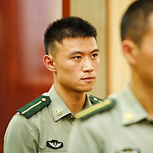 “最美新時(shí)代革命軍人”重返母校，“偶像”光環(huán)爆棚！